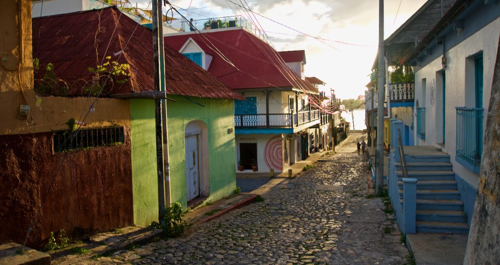 Calles de Isla de Flores, Guatemala